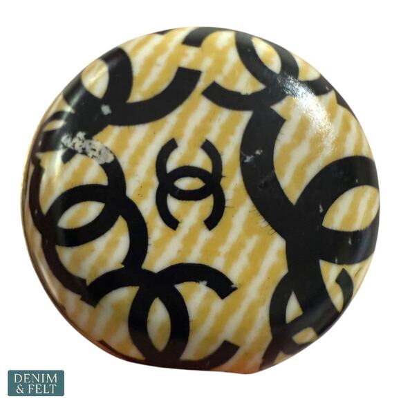 Chanel 2002 02P CC Logo Striped Resin Clip-On Earrings Beige Gold w/ Box RARE!! - Picture 3 of 10